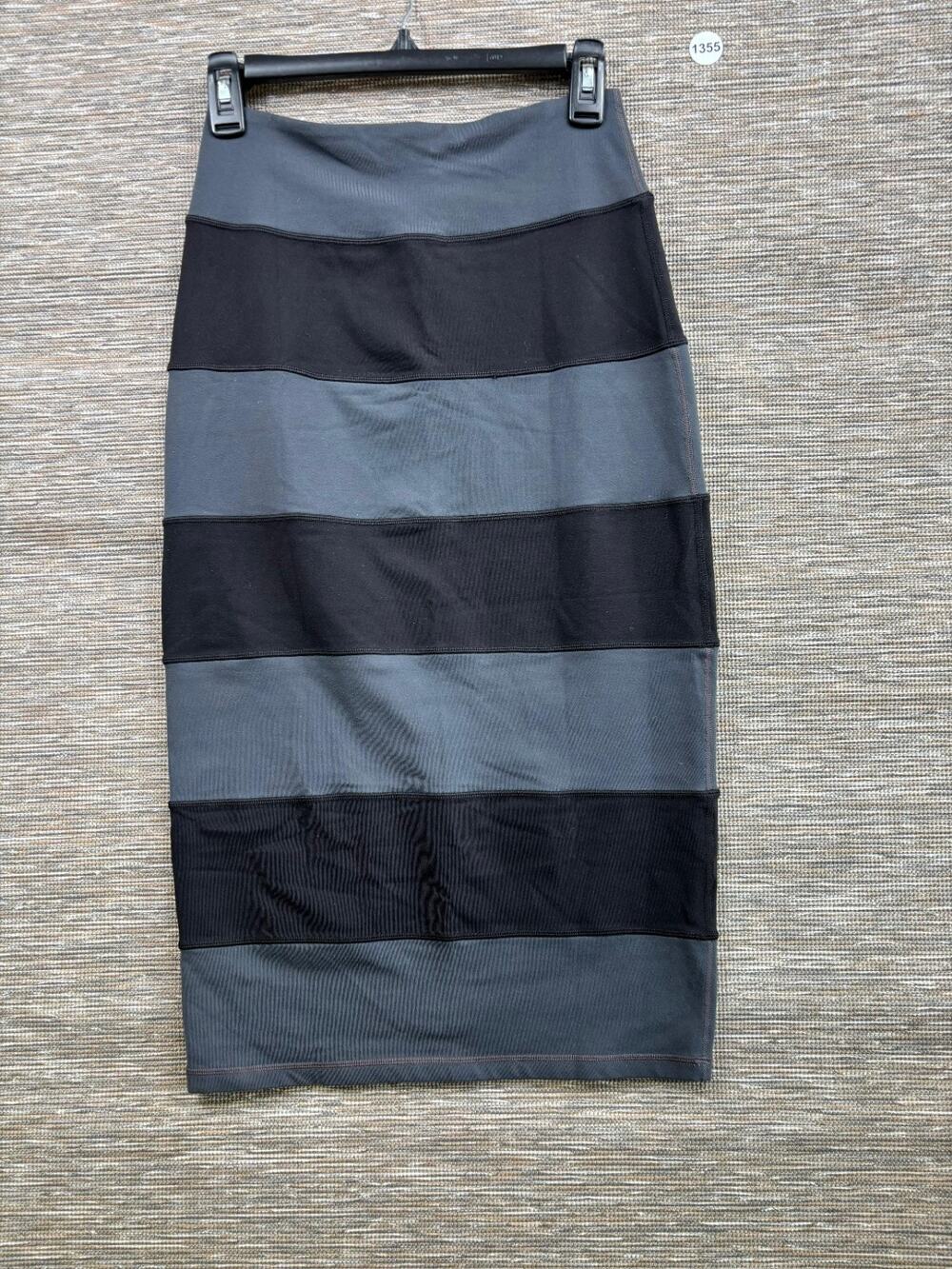 Lululemon Pencil Over Skirt Womens Size 6 Luon Yoga Workout in Black Gray Stripe